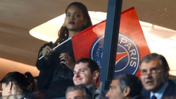 Rihanna PSG Rihanna pernah tertangkap kamera ikut mendukung PSG di Parc des Princes. (Foto: Pinterest)