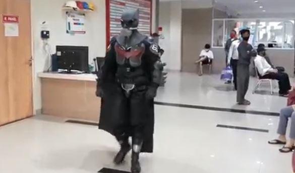 Dokter Rumah Sakit Vania di Kota Bogor memakai kostum APD Superhero. Rabu (3/6/2020). (Foto iNews/Furqon).