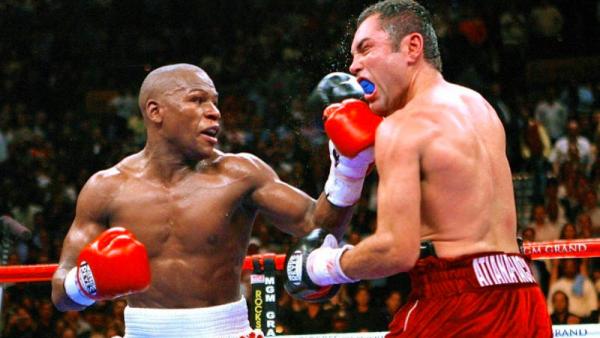 Duel Floyd Mayweather Jr melawan Oscar De La Hoya digelar pada 2007. (Bleacher Report)