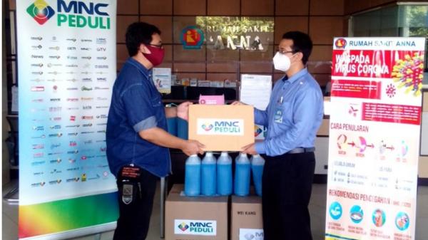 MNC Peduli menyerahkan bantuan APD ke RS Anna.