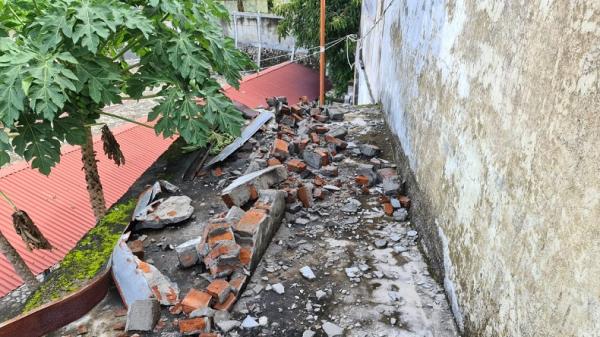 Puing-puing bangunan yang rusak setelah diguncang gempa bumi bermagnitudo M4,8 di Aceh, Kamis (4/6/2020). (Foto: iNews.id/BNPB)