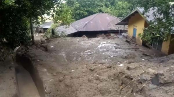 Tanah Longsor di Tanah Datar Tanah Longsor di Tanah Datar Sumbar (Agung Sulistyo/iNews)