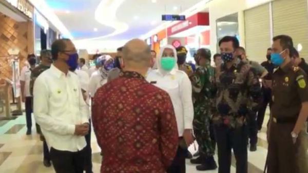 Wali Kota Palembang Wali Kota Palembang Harnojoyo di mal (Erwin Setiawan/iNews)