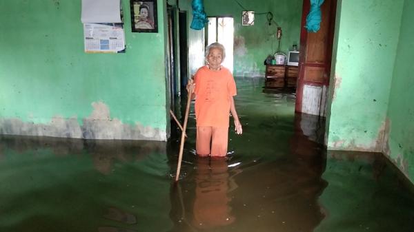 Warga menujukkan kondisi rumahnya yang digenangi banjir rob di Kota Pekalongan, Jateng, Jumat (5/6/2020). (Foto: iNews/Suryono Sukarno)