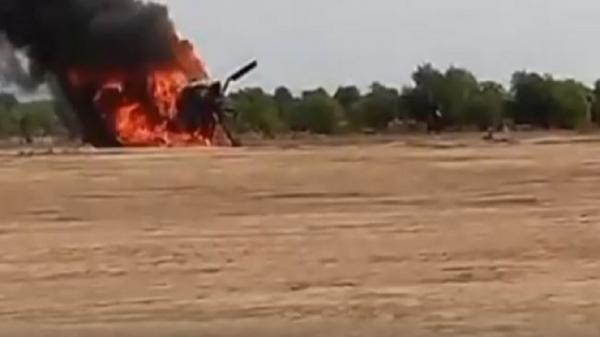 Asap hitam membubung tinggi dari helikopter TNI AD yang jatuh dan terbakar di Kendal, Jateng, Sabtu (6/6/2020). (Foto: Istimewa)