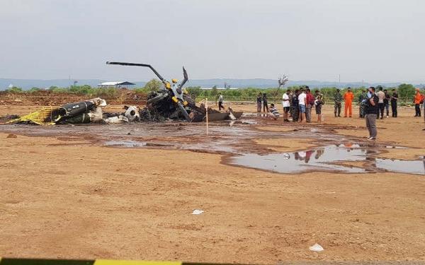 Bangkai helikopter yang jatuh di kawasan industri Kendal, Sabtu (6/6/2020). (Foto: Antara)