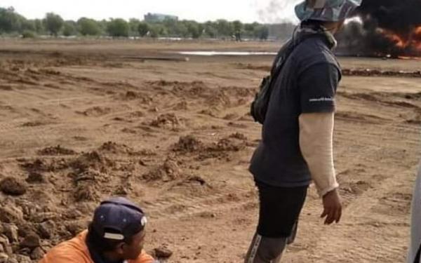 Sejumlah warga melihat dari jauh helikopter yang jatuh di kawasan industri Kendal, Sabtu (6/6/2020). (Foto: Istimewa)