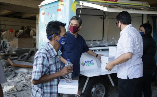 mnc peduli yayasan kumala 2 MNC Peduli dan PT PPA menyalurkan bantuan makanan boks kepada warga yang tinggal di kolong jalan layang di Tanjung Priok, Jakarta Utara, Sabtu (6/6/2020). (Foto: MNC Peduli)