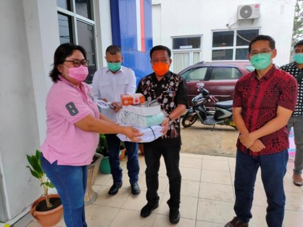 Partai Perindo Menyerahkan Bantuan APD kepada MM-HH di Puskesmas