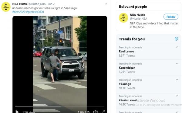 Pria berkemeja hitam diklaim berasal dari Indonesia pukul jatuh pelaku rasisme di Amerika Serikat (foto: Twitter)