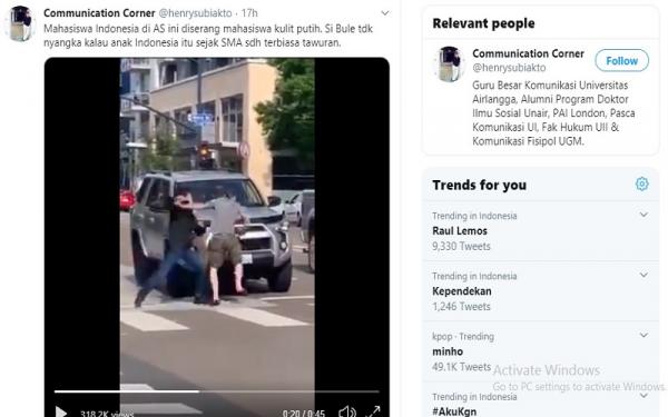 Seorang pemuda berkemeja hitam diklaim asal Indonesia hajar pelaku rasisme di Amerika Serikat (foto: Twitter)