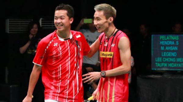 Taufik Hidayat akrab dengan Lee Chong Wei jelang pertandingan. (Foto: PBSI)