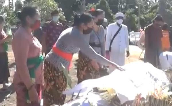 Ibu kapten kadek pingsan saat prosesi ngaben Prosesi Ngaben di Bali. (Foto: dok iNews.id)
