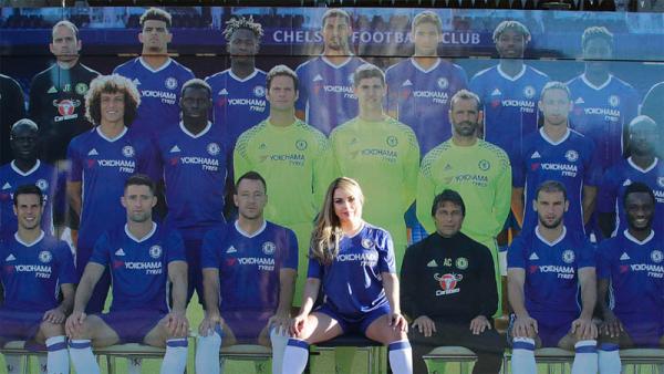 Model seksi asal Brasil Jessica Lopes berfoto di depan poster besar Chelsea beberapa waktu lalu. (Foto-Foto: @jessicalopesoficial)