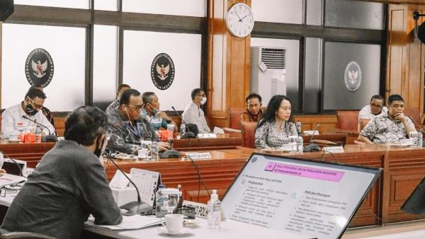 Menko Polhukam Mahfud MD dan Menko Perekonomian Airlangga Hartarto saat berdialog dengan pimpinan serikat buruh di Kemenko Polhukam, Jakarta, Rabu (10/6/2020). (Foto: ist)
