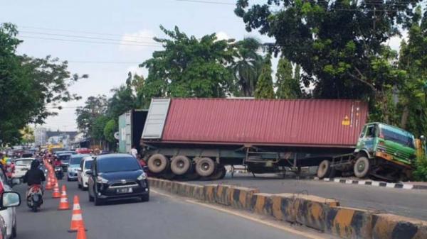  Truk Peti Kemas  Terguling di Jalanan Palembang Lalu 