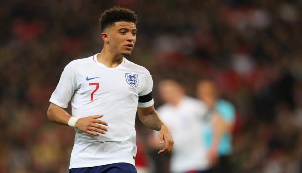 Jadon Sancho bercengkrama dengan Pelatih Manchester City Pep Guardiola pada 2017 lalu. (Foto: The Sun)