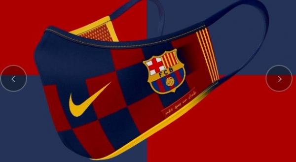 Masker Barcelona Sejumlah pedagang menggelar acara syukuran di depan pintu masuk Pasar Kembang Solo, Jumat (12/6/2020). (Foto: Antara/Bambang Dwi Marwoto)