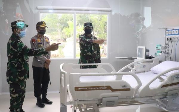 Panglima TNI Marsekal Hadi Tjahjanto dan Kapolri Jenderal Polisi Idham saat Azis saat meninjau Rumah Sakit (RS) Khusus Infeksi Pulau Galang, Batam, Kepulauan Riau (Kepri), Jumat (12/6/2020). (Foto: ist)