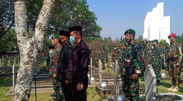 KSAD Jenderal TNI Andika Perkasa berdiri berjajar dengan para mantan KSAD Jenderal TNI Purn Budiman, mantan Panglima TNI Jenderal TNI Purn Gatot Nurmantyo dan Jenderal TNI Purn Mulyono saat pemakaman Jenderal TNI Purn Pramono Edhie Wibowo. Minggu (24/6/2020). (Foto: iNews.id/Riezky Maulana)