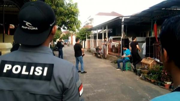 Polisi olah TKP di lokasi penusukan temannya (Muhammad David/iNews)
