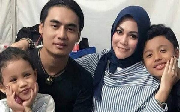 Dapat Wangsit, Penyanyi Charly Van Houten Bergegas Mandi di Pantai