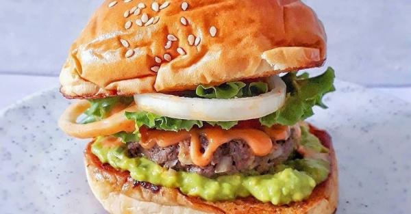 Resep Membuat Beef Burger Jumbo, Lebih Sehat Pakai Saus Alpukat