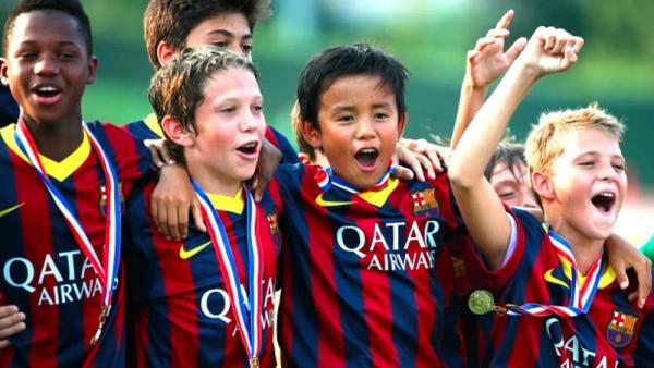 Ansu Fati (kiri) dan Takufesa Kubo (ketiga kiri) jadi bagian yang membawa Barcelona junior juara pada 2013. (Foto: The Sun)