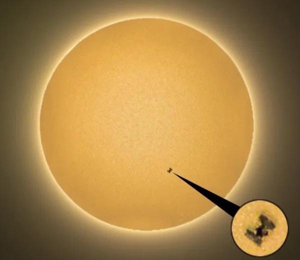 Fotografer amatir abadikan transisi ISS depan Matahari (Foto: Dawid Glawdzin/Triangle News)