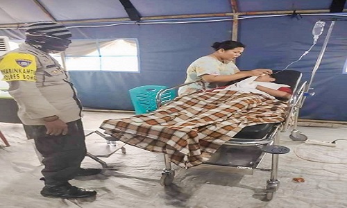 Seorang anak mendapat perawatan setelah terluka saat berusaha melepaskan tubuh kawannya yang dililit ular piton sepanjang 3 meter di Sulawesi (foto: The Sun)