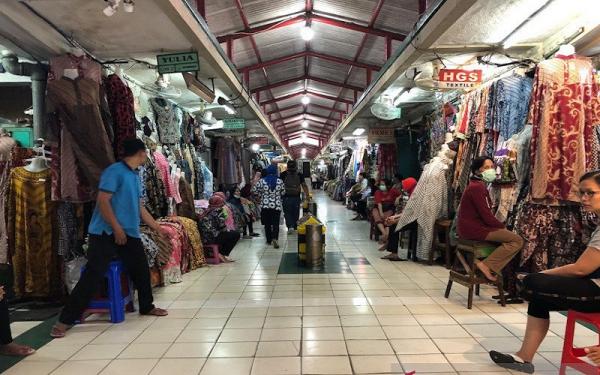 Pedagang produk fesyen dan batik di Pasar Beringharjo, Yogyakarta, sisi barat. (Foto: Antara/Eka AR)