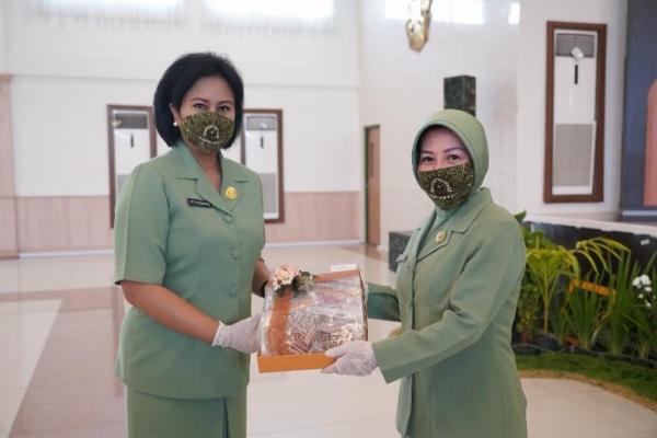Pembagian Masker batik di Kodam XIII Merdeka