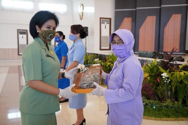 Pembagian Masker batik di Kodam XIII Merdeka