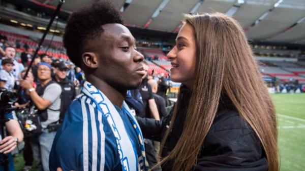Alphonse Davies (kiri) dan kekasihnya, Jordyn Huitema, kerap memamerkan kemesraan di depan publik. (Foto: Canadian Press)