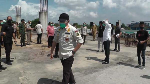 Gubernur Sumsel Gubernur Sumsel Herman Deru pantau pondasi bangunan Masjid Raya Sriwijaya (Bambang Irawan/iNews)