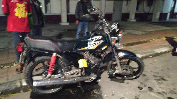 Kecelakaan terjadi melibatkan sepeda motor dengan Mikrolet 09 jurusan Kebayoran-Tanah Abang, Jumat (20/6/2020) dini hari. (Foto: TMC Polda Metro Jaya).