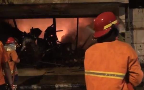 Toko dan Gudang Baju  di Mojokerto Kebakaran 6 Mobil 
