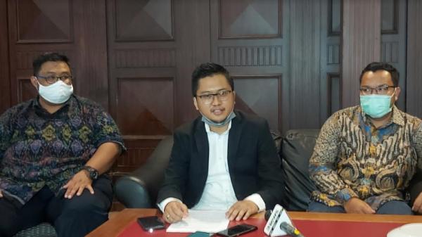 Kuasa Hukum Pemohon Imam Nasef (tengah) menjelaskan urgensi pengajuan uji materi UU Penyiaran ke Mahkamah Konstitusi di Jakarta, Senin (22/6/2020). (Foto: iNews.id/Felldy Utama).
