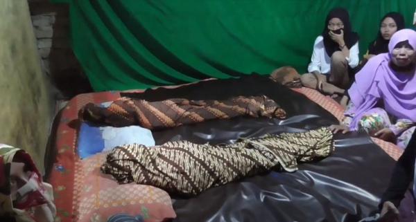 Kedua jenazah kakak adik korban pembunuhan ayah tiri saat berada di rumah duka. (Foto: iNews/Ahmad Ridwan Nasution)