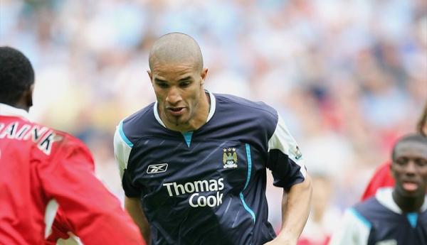 David James 1 Petugas damkar berusaha memadamkan api yang membakar asrama panti asuhan milik Ponpes Manbau Darissalam di Jalan Mendawai Satu Palangkaraya, Kalimantan Tengah (Kalteng), Senin (22/6/2020) malam. (Foto: iNews/Ade Sata)