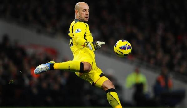 Pepe Reina 1 Petugas damkar berusaha memadamkan api yang membakar asrama panti asuhan milik Ponpes Manbau Darissalam di Jalan Mendawai Satu Palangkaraya, Kalimantan Tengah (Kalteng), Senin (22/6/2020) malam. (Foto: iNews/Ade Sata)