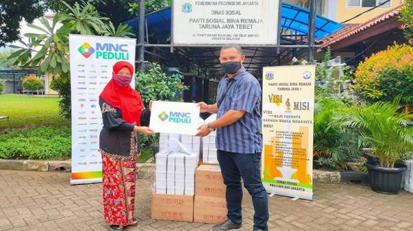 MNC Peduli menyerahkan makan siang ke Panti Sosial Bina Remaja Taruna Jaya di Jakarta Selatan.
