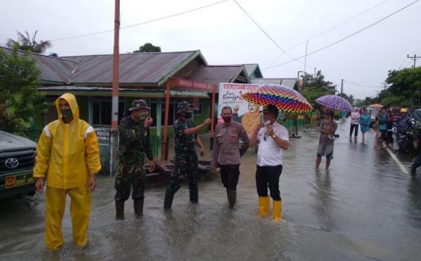 Babinsa Kodim 1308 Luwuk Banggai bantu evakuasi warga