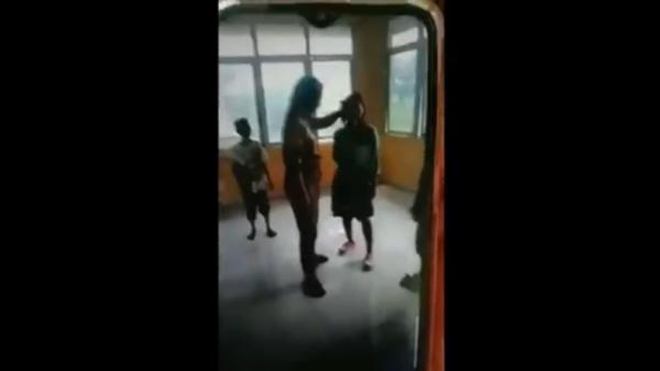 penganiayaan Seorang siswi SMP dikeroyok tiga orang temannya di Museum, Palembang (Muhammad David/iNews)