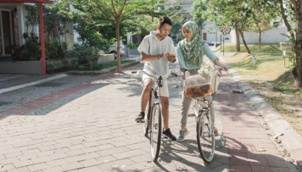 Warga Jakarta menikmati Car Free Day di Jalan MH Thamrin dengan bersepeda, Minggu (5/7/2020). (Foto: Antara/Galih Pradipta).