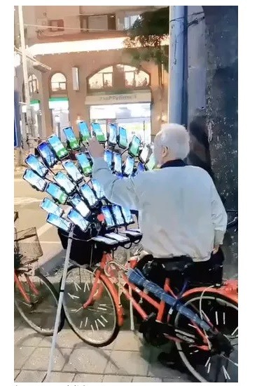 Kakek ini bermain Pokemon GO menggunakan banyak smartphone (Foto: Reddit)