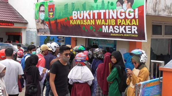 berdesak Warga Bukittinggi berdesak-desakan untuk legalisir persyaratan PPDB sekolah (Wahyu Sikumbang/iNews)