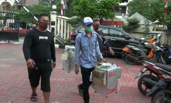 Polsek Kembangan, Jakarta Barat memeriksa pedagang baksi yang terekam CCTV meludahi mangkuk pelanggan. (Foto: iNews.id/Miftahul Ghani)