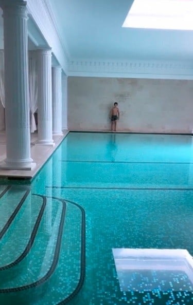 Kolam renang mewah ada juga di dalam rumah Mauro Icardi. (Foto: Marca)