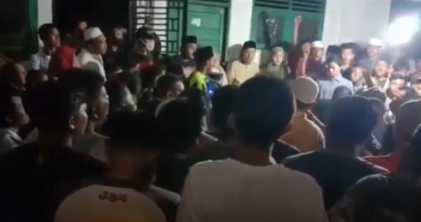 Massa masih bertahan di balai desa mendesak kepala desa mundur dari jabatannya di Mandailing Natal. (Foto: iNews/Ahmad Husein Lubis)